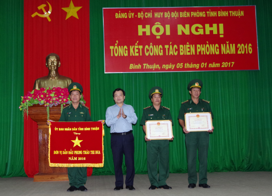 6trb8ewksj-57699_20614077561895550138_Chu_tch_tinh_trao_thuong