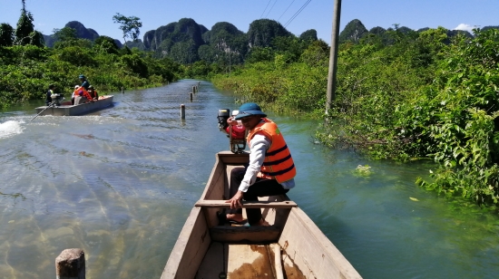 7-den-ngay-khai-giang-duong-vao-ban-van-con-bi-chia-cat-boi-mua-lu