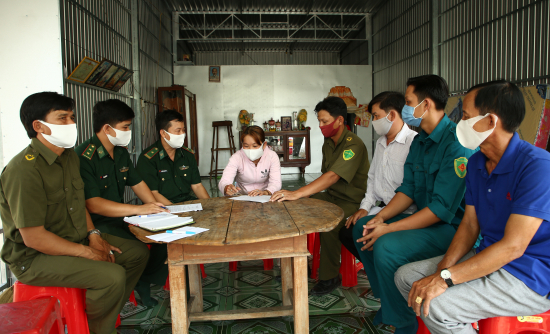 7-don-bien-phong-thong-binh-phoi-hop-voi-dia-phuong-den-tung-ho-gia-dinh-dang-sinh-song-gan-cac-duong-mon-loi-mo