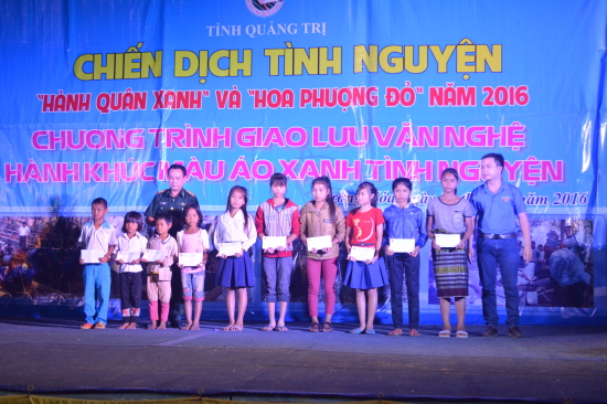 71ak6h3uge-51932_32422618122955950_ho_ngoc_hoang_trao_qua_hoc_sinh