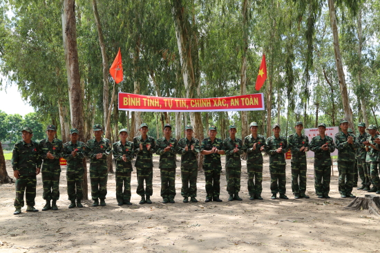 7g91jas8mw-49349_21448264941998794571_Trung_t_Nguyn_Vn_Minh_ch_nhim_chnh_tri_BBP_ng_Thp_gn_bng_hng_cho_chin_s_mi_bn_gii.