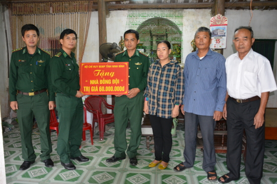 7wng85f03y-67796_9434696041219750354_Trung_t_Vnh_Thng_y_vin_Ban_Thng_v_Ch_nhim_Chnh_tr_BBP_tnh_trao_tng_nh_ng_i_cho_gia_nh_Trung_y_Mai_Duy_Tin
