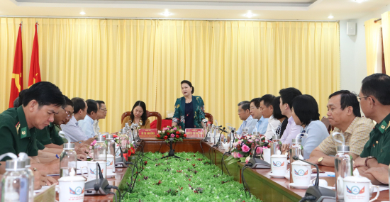 8-chu-tich-quoc-hoi-nguyen-thi-kim-ngan-phat-bieu-dong-vien-giao-nhiem-vu-cho-can-bo-chien-si-bdbp-tinh-an-giang