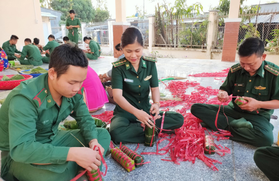 8-goi-nau-banh-tet-tang-can-bo-chien-si-bdbp-va-dan-ngheo-vui-xuan-don-tet-canh-ty-nam-2020