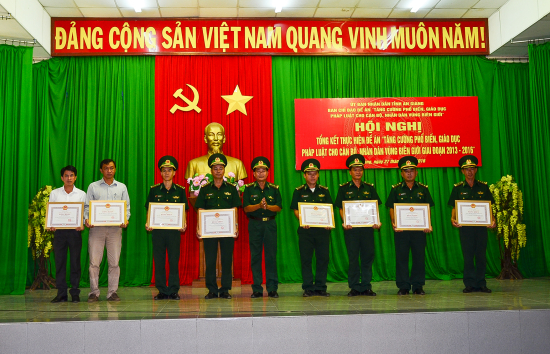 80vyftgx3h-53584_15263771791022104610_anh_2._Khen_thuong_tap_the_ca_nha