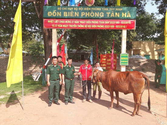 843riys1zb-45781_643718968104830756_cn_b_n_BP_Tn_H_trao_tr_b_b_mt_cp_cho_gia_nh_anh_Chu_Vn_Phong