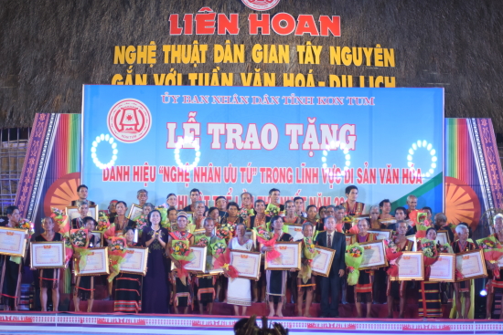 8t2jkxs0zi-46374_135007423303917142_3_Trao_bang_cong_nhan_Nghe_nhan_uu_tu_cho_43_nghe_nhan_Kon_Tum