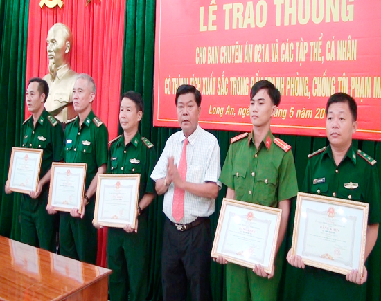 8zpcmardj0-14476_f_jvw5vcs40_dong_chi_Tran_Van_Can_CTUBND_tinh_LA_trao_giay_khen_cho_tap_the_ca_nhan_trong_thc_hien_chuyen_an