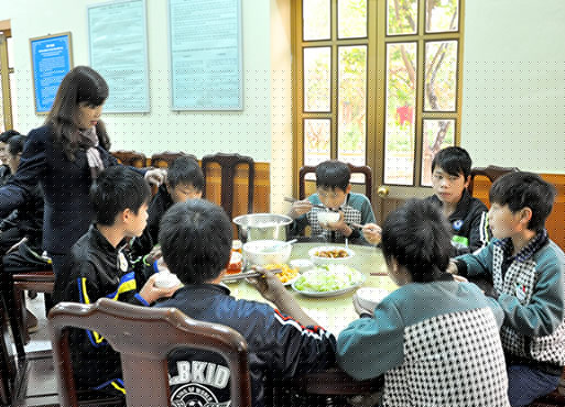 9-tre-em-bi-lua-sang-trung-quoc-lam-thue-1