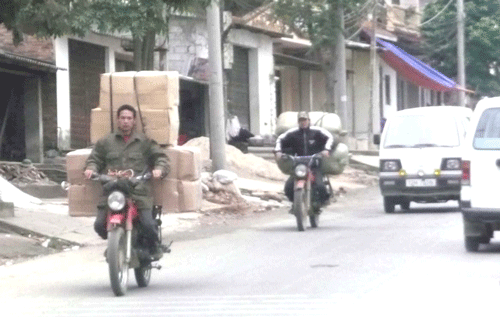 909Hang-lau-duoc-canh-xe-om-ch.gif