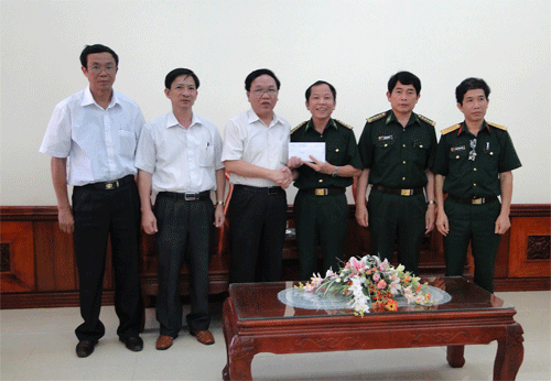 988Lanh-dao-thi-xa-Biem-Son-tr.gif