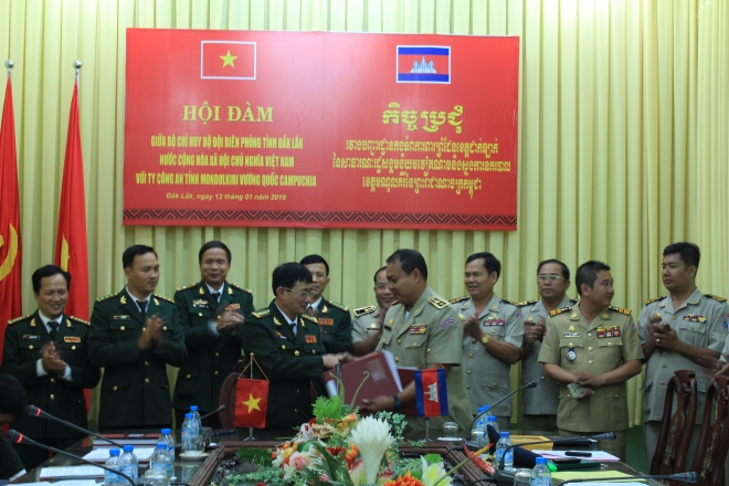 9nl2g3qfv7-44242_325495204358063521_hai_ben_ky_ket_bien_ban_hoi_dam