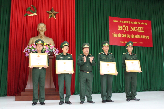 9nlm1uph4q-57916_5739265151669794113_Tha_y_quyn_UBND_tnh_Qung_Ngi_B_Ch_huy_BBP_tnh_trao_bng_khen_cho_c_nhn_c_thnh_tch_xut_sc_trong_nhim_v_bo_v_ch_quyn_bin_o._nh_Vn_Tnh