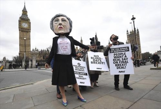 a6dm7zu9fq-63333_103774435653067866_manifestantebrexittheresamay