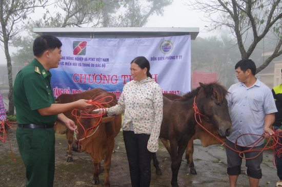 a8tchx67nr-66132_18599122761593396319_thng_t_Nguyn_Vn_Sn_trao_tng_b_chi_gia_nh_ch_Phn_L_My_thn_Ngi_Ch_x_A_L_huyn_Bt_Xt_tnh_Lo_Cai