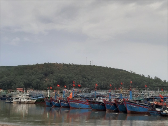 a95u_tau-thuyen-neo-dau-tranh-bao