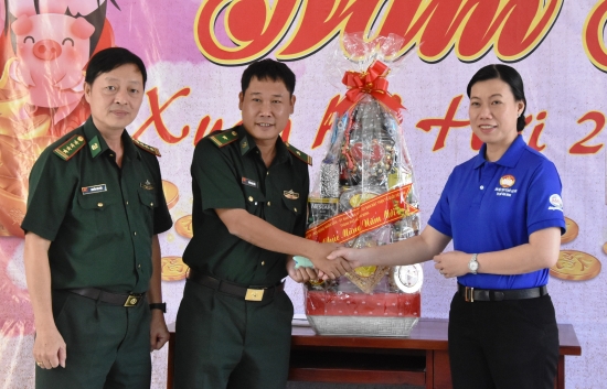 al8sr20mvd-10360_f_jrddhfcd4_anh_4._Tang_qua_don_BP_Can_Thanh