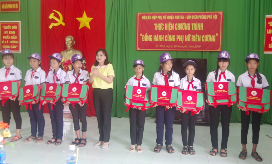 anh-1-dai-dien-doan-cong-tac-tang-qua-cho-cac-chau-hoc-sinh-ngheo-hoc-gioi