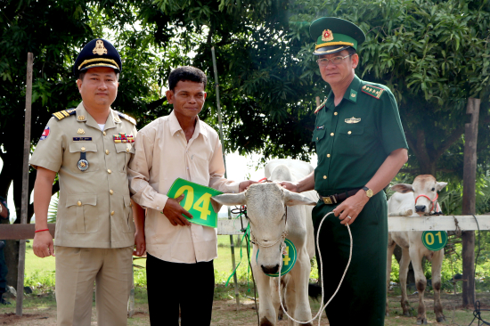 anh-1-dai-ta-huynh-van-dong-trao-bo-giong-cho-nong-dan-ngheo-tinh-ta-keo-campuchia