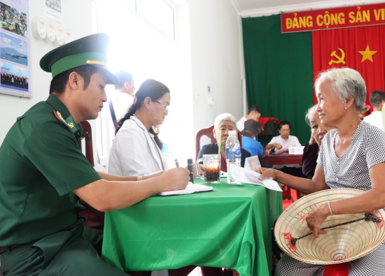 anh-1-quan-y-bdbp-an-giang-kham-benh-cho-phu-nu-ngheo-khu-vuc-bien-gioi-xa-nhon-hoi-huyen-an-phu-tinh-an-giang