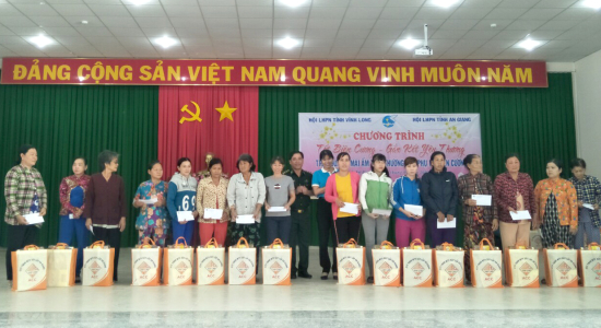 anh-1-tang-qua-cho-phu-nu-ngheo-xa-an-phu-huyen-tinh-bien-tinh-an-giang-6