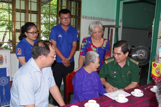 anh-1-tham-hoi-me-vnah-nguyen-thi-hay
