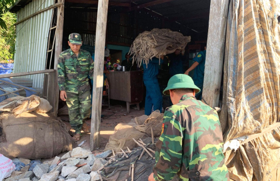 anh-2-can-bo-chien-si-don-bpck-vinh-hoi-dong-bdbp-tinh-an-giang-giup-dan-khac-phuc-su-co-sat-lo-4