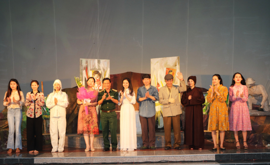 anh-2-dai-ta-bui-trung-dung-pho-chi-huy-truong-thay-mat-bo-chi-huy-bdbp-an-giang-tang-hoa-cam-on-nha-hat-kich-noi-quan-doi