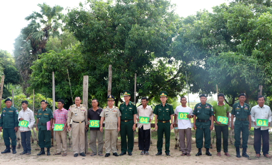 anh-2-trao-bo-giong-cho-10-ho-nong-dan-ngheo-tinh-ta-keo-campuchia