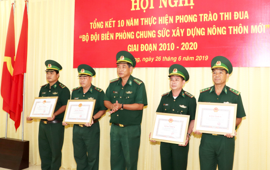 anh-3-cac-tap-the-ca-nhan-duoc-khen-thuong-tai-hoi-nghi