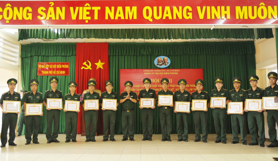 anh-3-trao-khen-thuong-5-nam