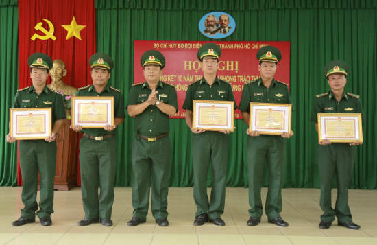 anh-3-trao-thuong-tap-the