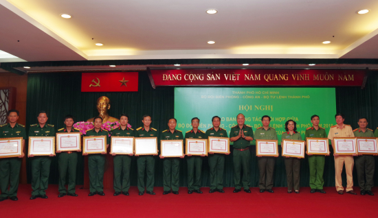 anh-4-thieu-tuong-giang-trao-khen