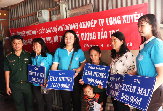 anh-6-tang-qua-cho-phu-nu-ngheo-thi-tran-long-binh-huyen-an-phu-tinh-an-giang