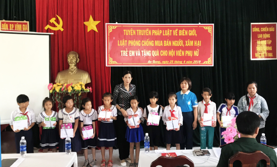 anh-9-hoi-phu-nu-tri-ton-tang-qua-cho-hoc-sinh-ngheo-vuot-kho-hoc-gioi-xa-vinh-gia-huyen-tri-ton-tinh-an-giang