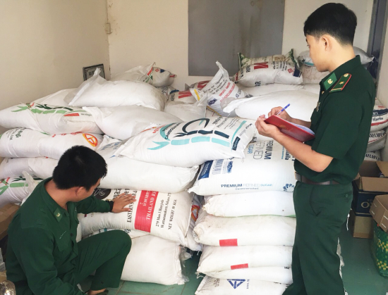 anh-can-bo-chien-si-don-bien-phong-ckqt-vinh-xuong-kiem-dem-tang-vat-vu-buon-lau-duong-cat