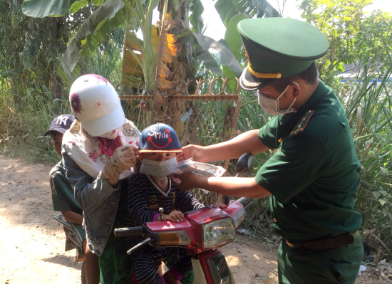 anh-can-bo-chien-si-don-bien-phong-phu-huu-cap-phat-mien-phi-khau-trang-y-te-cho-nguoi-dan-1