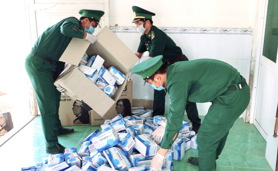 anh-can-bo-chien-si-don-bien-phong-vinh-nguon-bdbp-tinh-an-giang-kiem-dem-so-khau-trang-khong-ro-nguon-goc-vua-bat-giu-3