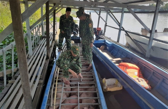anh-can-bo-chien-si-don-bp-phu-hoi-bdbp-tinh-an-giang-kiem-dem-so-lon-vua-bat-giu-1