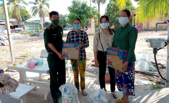 anh-can-bo-don-bien-phong-phu-huu-va-hoi-lien-hiep-phu-nu-xa-phu-huu-den-tham-tang-qua-tung-gia-dinh-hoi-vien-phu-nu-bi-anh-huong-boi-dich-covid-19-4