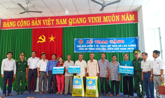 anh-dai-dien-cac-don-vi-tang-qua-cho-cac-ho-nong-dan-xa-vinh-hoi-dong-huyen-an-phu-tinh-an-giang