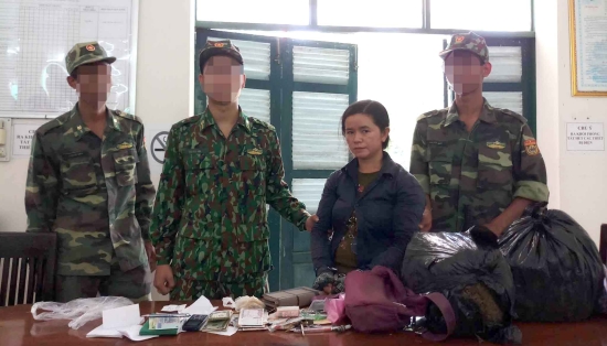 anh-doi-tuong-phan-thi-tho-cung-toan-bo-tang-vat-vu-van-chuyen-5-8-kg-hoa-la-canh-thao-duoc-nghi-la-can-sa-tu-campuchia-ve-viet-nam-2