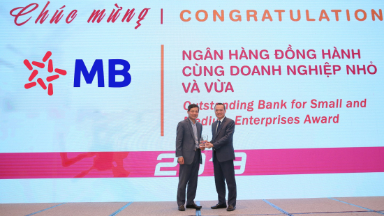 anh-mb-nhan-giai-ngan-hang-dong-hanh-cung-doanh-nghiep-nho-va-vua