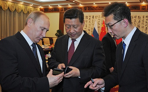 anh-putin-tang-dien-thoai-cho-tcb-1.jpg