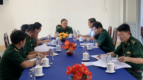anh-thieu-tuong-nguyen-hoai-phuong-pho-tu-lenh-bdbp-lam-viec-tai-don-bpckqt-vinh-xuong-bdbp-tinh-an-giang-1