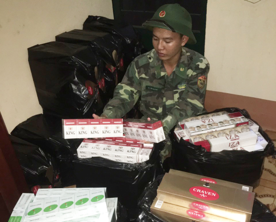 anh-to-cong-tac-kiem-dem-tang-vat-vu-buon-lau