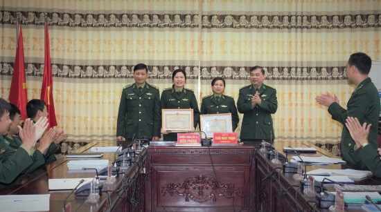 anh-trao-bang-khen