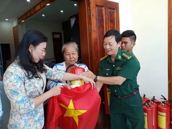 aqezh6bcgi-20827_f_k203do3z2_Anh_2._Dai_ta_NV_Tien_tang_co_To_quoc