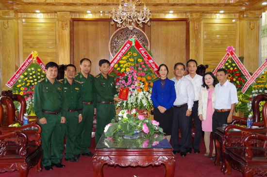 aqs2p9ciyh-59406_257763871211786210_DOAN_CONG_TAC_TANG_LANG_HOA_CHO_CB.CS_BDBP_TNH_KON_TUM