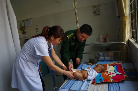bac-si-cua-benh-vien-da-khoa-huyen-bat-xat-kham-benh-cho-chau-be-duoc-don-bien-phong-giai-cuu